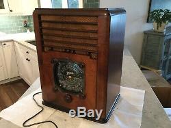 1937 Zenith 6-S-128 Tombstone Radio. Nice Original Cabinet. Plays Well