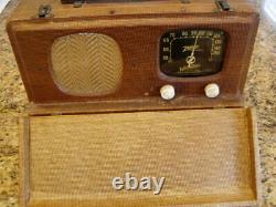 1941 ZENITH 6G501M UNIVERSAL PORTABLE TUBE RADIO with Wave Magnet 6A-19