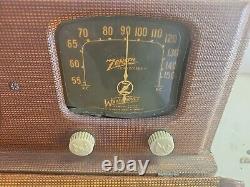 1941 ZENITH UNIVERSAL PORTABLE TUBE RADIO with Wave Magnet. Original Parts/Boxes