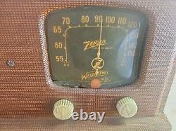 1941 ZENITH UNIVERSAL PORTABLE TUBE RADIO with Wave Magnet. Original Parts/Boxes