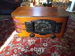 1942 Zenith model 6S632 AM/SW 6 Tube wood table radio