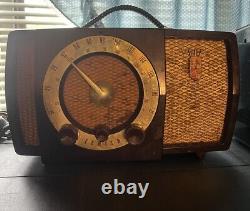 1950 Zenith 7H04 AM FM Radio
