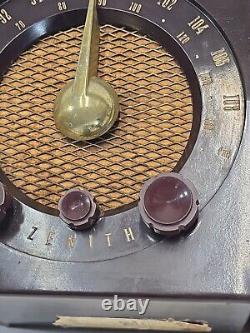 1950 Zenith 7H04 Super Triumph S-17366 Bakelite 7 Tube AM FM Radio Art Deco Work