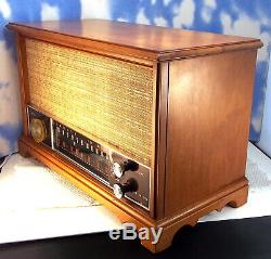 1950's Zenith AM/FM Tube Radio Model K731 Beautiful Wood Cabinet. Works