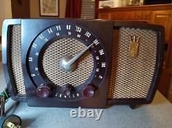 1951 Zenith Burgandy Bakelite AM-AM Tube Style Table Radio Model H723Z