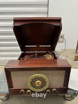 1951 Zenith H665R The Beacon Hill Phonograph/Radio