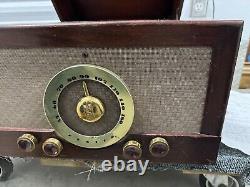 1951 Zenith H665R The Beacon Hill Phonograph/Radio