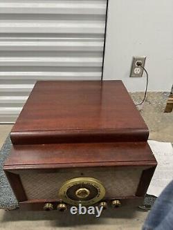 1951 Zenith H665R The Beacon Hill Phonograph/Radio