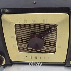 1951 Zenith H-615Z AM 6 Tube Table Top Radio Brown Bakelite Gold Trim Working