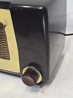 1951 Zenith H-615Z AM 6 Tube Table Top Radio Brown Bakelite Gold Trim Working