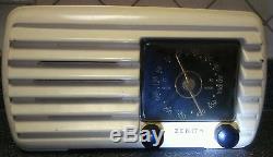Antique 1942 Zenith 5-D-611W Tube Radio Cream Plastic w Black/Gold Face Works