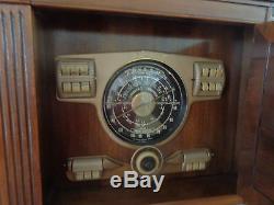 Antique Zenith Radio 1942 AM FM Radio Phonograph Console Furniture