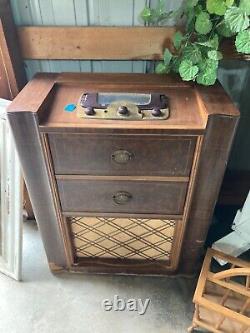 Antique Zenith Radio & Turntable