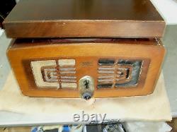 Antique Zenith table phono & radio comb. Model 5-RO-86 chassis no. 5CO2