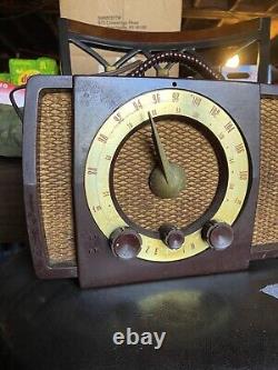 Antique vintage Zenith Super-Triumph Tube Radio, 1951
