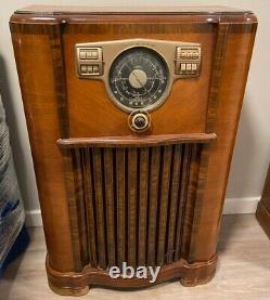 Antique zenith tube radio vintage