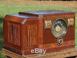 Beautiful 1940 Zenith Model 10S531 Table Radio- Powers On- All Original & Intact
