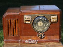 Beautiful 1940 Zenith Model 10S531 Table Radio- Powers On- All Original & Intact