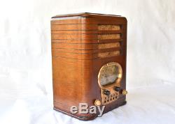 Beautiful C. 1939 Zenith Model 5-s-327 Push-button Am/sw Radio (1011-4)