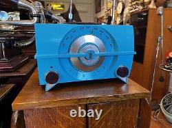 CIRCA 1950 BEAUTIFUL Blue AM ZENITH MODEL 35w4 RADIO