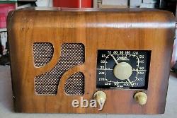 Early Vintage Zenith Long Distance Tube Radio Works Well Wood Exterior Nice! USA
