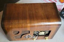 Early Vintage Zenith Long Distance Tube Radio Works Well Wood Exterior Nice! USA