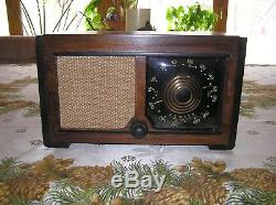 Gorgeous Restored 1946 Zenith 5D027Z Consol-Tone Black-Dial Wood Tube Radio
