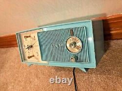 Mid Century Modern Zenith E514B AM Clock Tube Radio Turquoise Baby Blue MCM