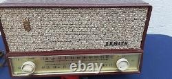 Mid century zenith AM-FM tube radio bakelite vintage radio A-723 table top