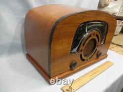 Museum Quality Machine Age 1942 Zenith 6D2620 AM/SW Walnut Boomerang Dial Radio