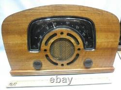 Museum Quality Machine Age 1942 Zenith 6D2620 AM/SW Walnut Boomerang Dial Radio