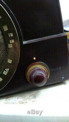 Outstanding Vintage Bakelite Zenith AM/FM Tube Radio Model Y825