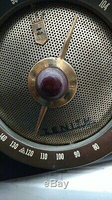 Outstanding Vintage Bakelite Zenith AM/FM Tube Radio Model Y825