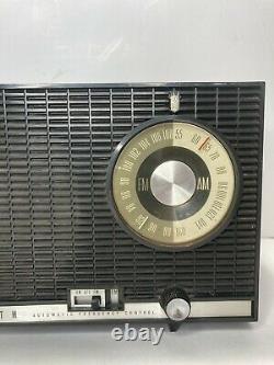 Rare Vintage Zenith Model J727 Tube Clock AM-FM Radio Retro Mid Century