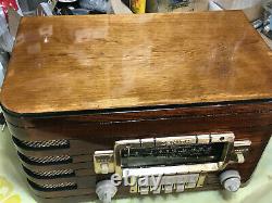 Refurbished 1940 Zenith Model 6S439 Table Radio with push button presets