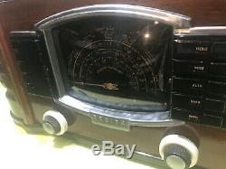 Refurbished 1941 Zenith Model 7-S-633R Table Radio with push button presets