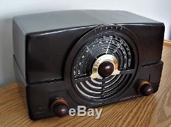 Restored Vintage ZENITH am / fm Bakelite Radio from 1949