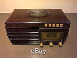 Restored antique Zenith 6-D-511 bakelite table top tube radio portable