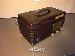 Restored antique Zenith 6-D-511 bakelite table top tube radio portable