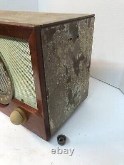 VINTAGE Zenith Y832 Tube Radio