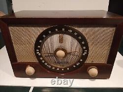 VINTAGE Zenith Y832 Tube Radio. Works, Been in the family since the 1950's