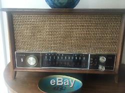 Vintage 1946-51 Zenith Long Distance Tabletop Tube AM/FM Radio- K731