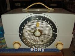 Vintage 1950s Mid Century Zenith AM/FM H725Z1 Bakelite Tube AM/FM radio. Works