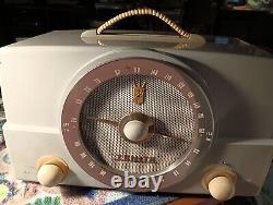 Vintage 1950s Mid Century Zenith AM/FM H725Z1 Bakelite Tube AM/FM radio. Works