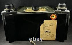 Vintage 1951 Zenith 6G05 Bakelite Table Tube Radio Made in USA