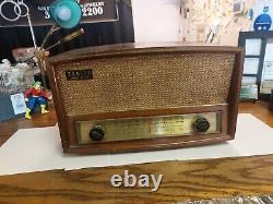 Vintage 1951 Zenith Table Top Long Distance Radio G730W. NICE, CLEAN, WORKS A1