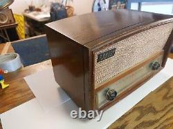 Vintage 1951 Zenith Table Top Long Distance Radio G730W. NICE, CLEAN, WORKS A1