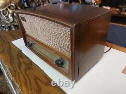 Vintage 1951 Zenith Table Top Long Distance Radio G730W. NICE, CLEAN, WORKS A1