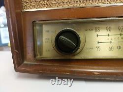 Vintage 1951 Zenith Table Top Long Distance Radio G730W. NICE, CLEAN, WORKS A1