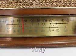 Vintage 1951 Zenith Table Top Long Distance Radio G730W. NICE, CLEAN, WORKS A1